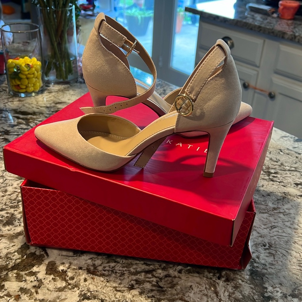 Kelly & Katie size 7 heels.